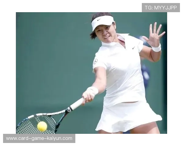 网球选手击球打中摄影师!赶紧道歉